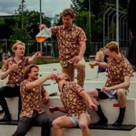 Studentenvereniging in eigen teamblouses