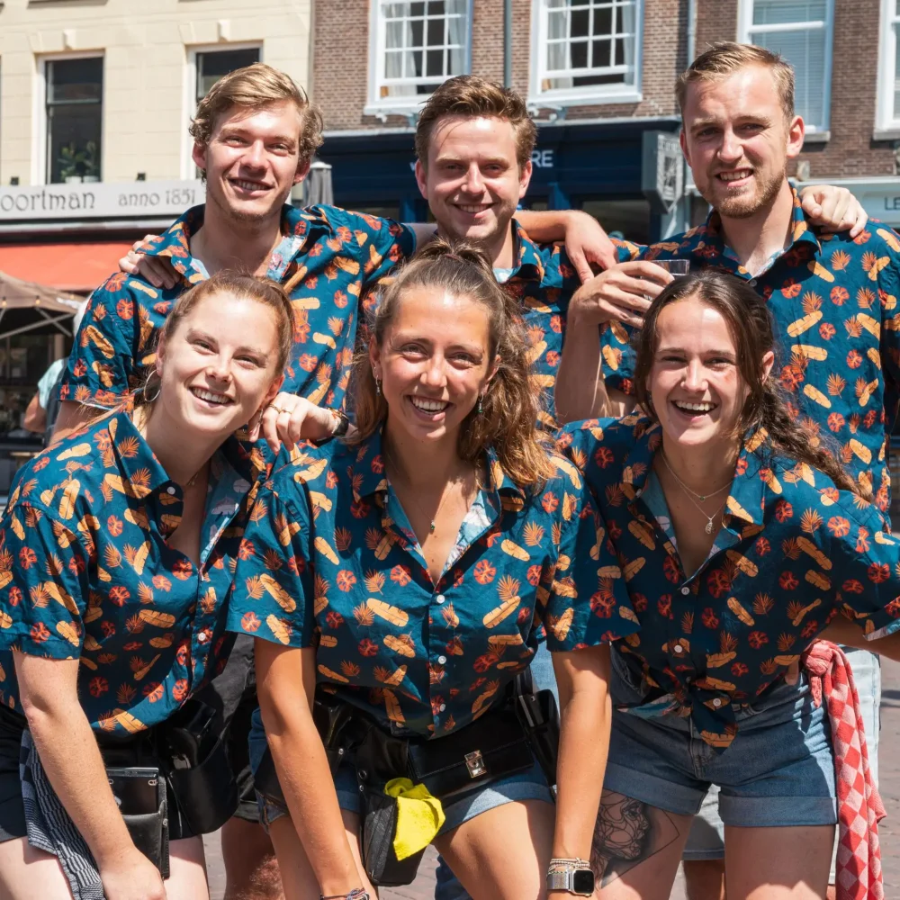 Team van Bierlokaal De Luifel in Utrecht in eigen custom blouses