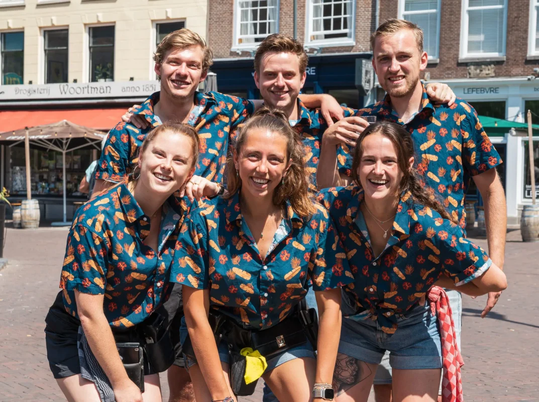 Hippe bedrijfskleding 5 Personeel van Bierlokaal De Luifel in custom Feesthemd