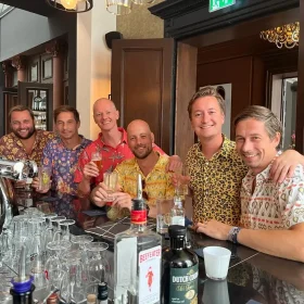 Vriendengroep in custom blouses voor een vrijgezellenfeest