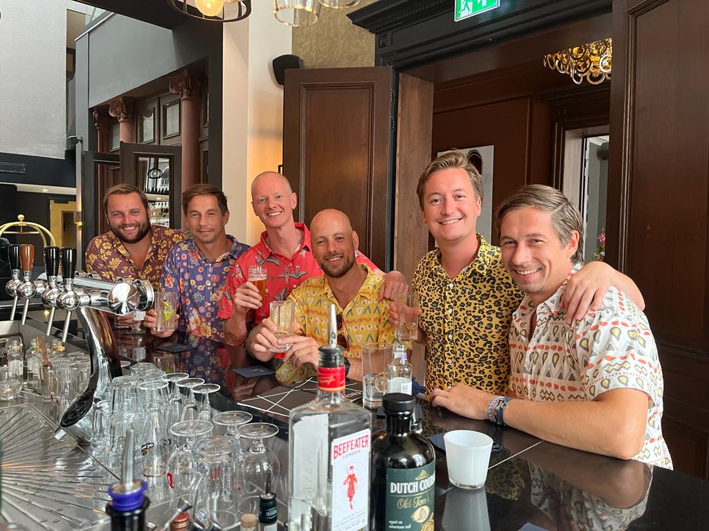 Vrijgezellenfeest shirts: vriendengroep in custom blouses