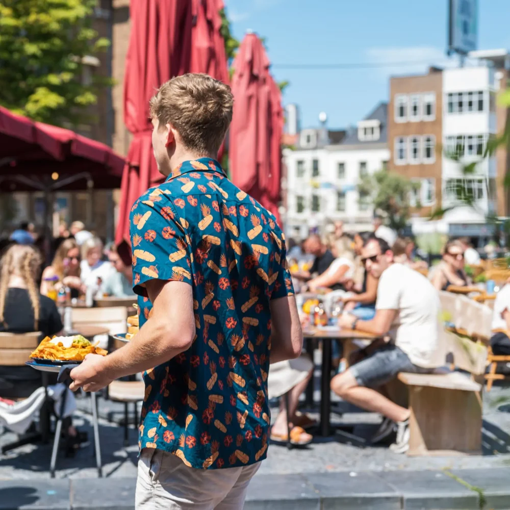 Hippe bedrijfskleding 8 Personeel van Bierlokaal De Luifel in hun eigen Feesthemd