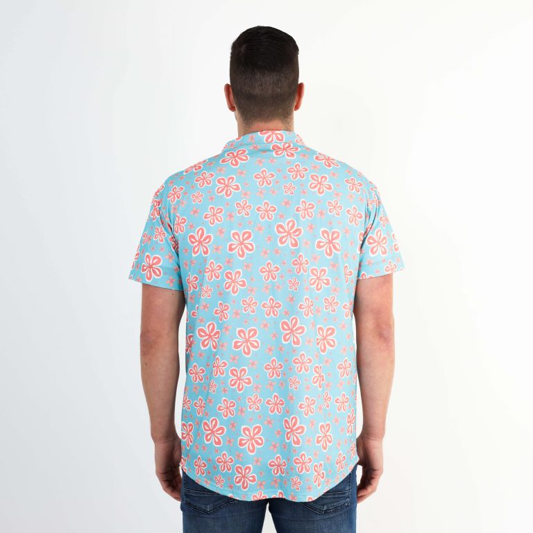 Model in een Feesthemd met hawaii-print