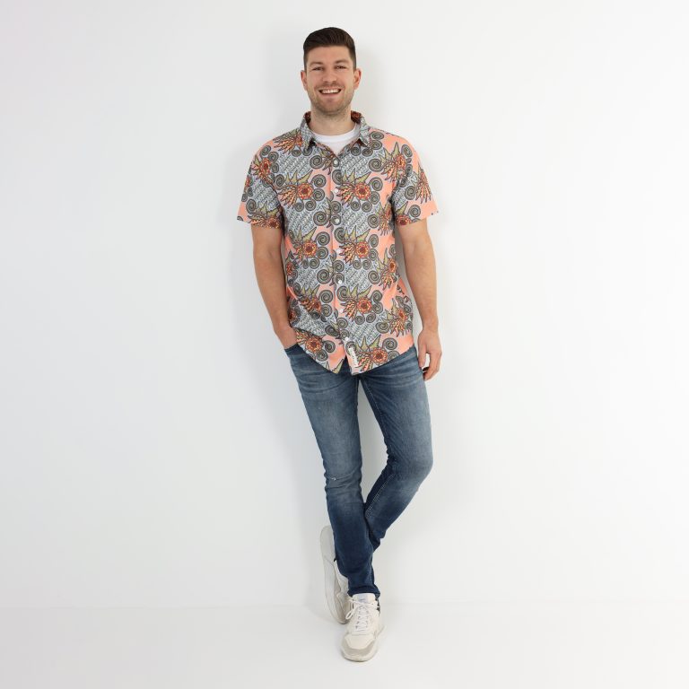 Batikkie Feesthemd met batikprint, gedragen door een model