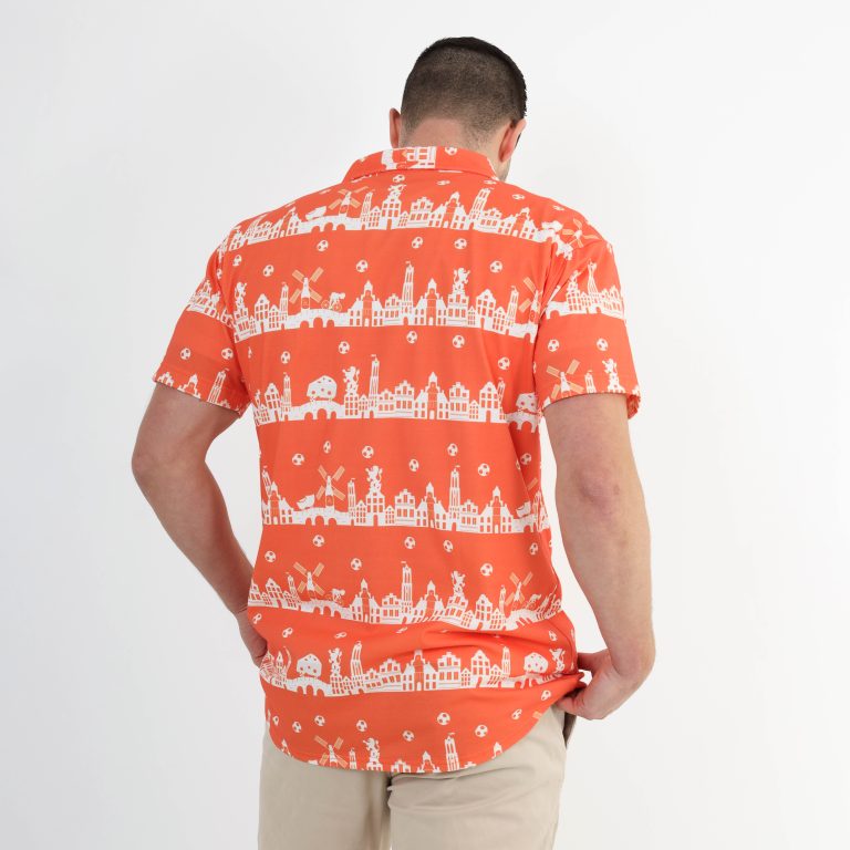 Teamkleding: model in een custom Feesthemd met oranje print